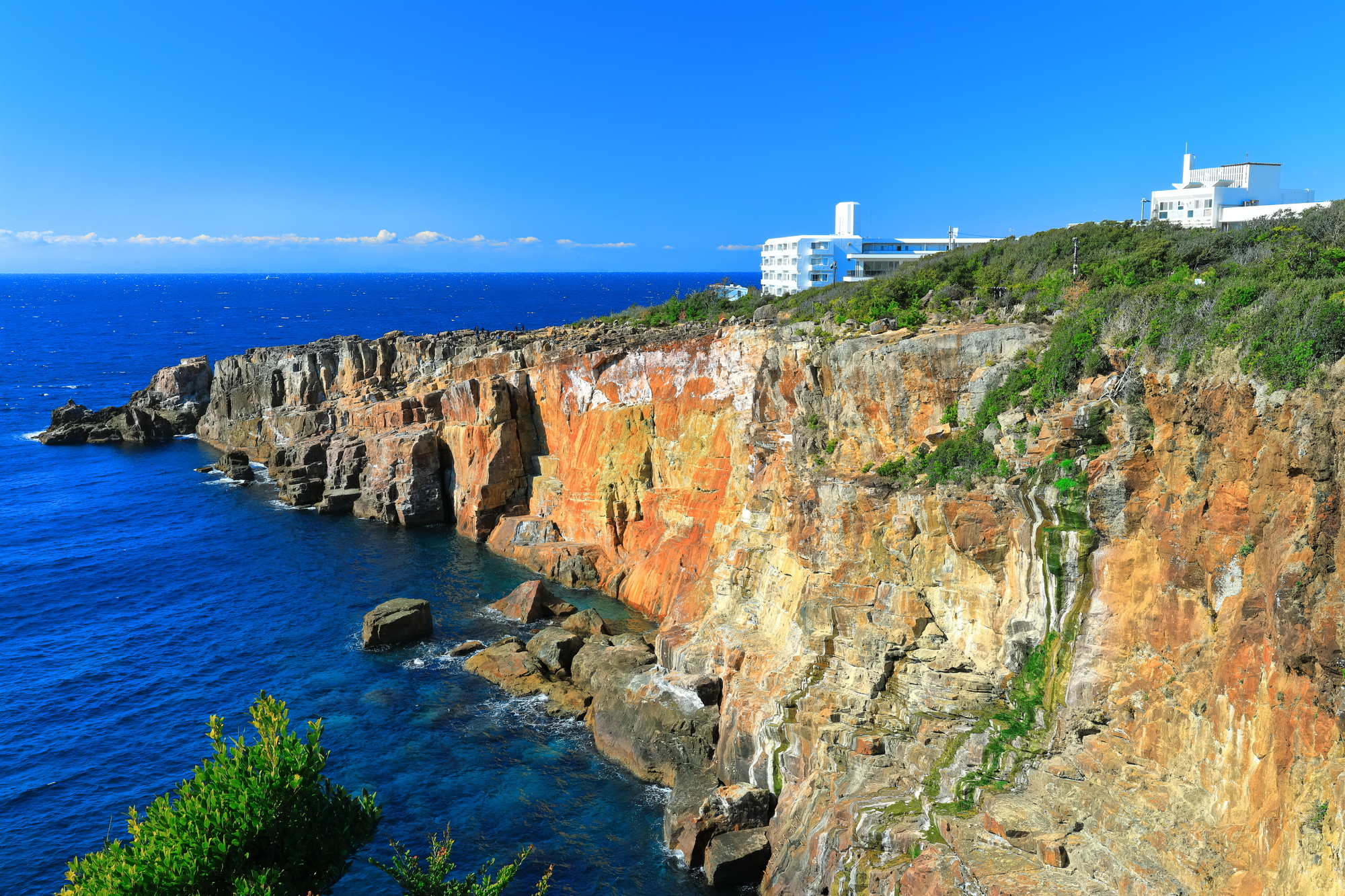 三段壁：当館から車で約15分。雄大な海岸美が魅力