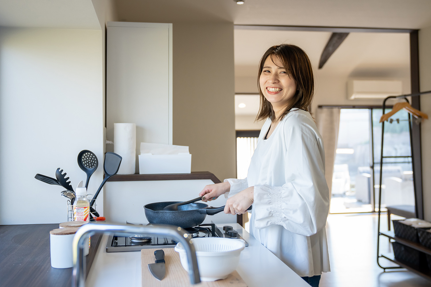 キッチンで調理する女性