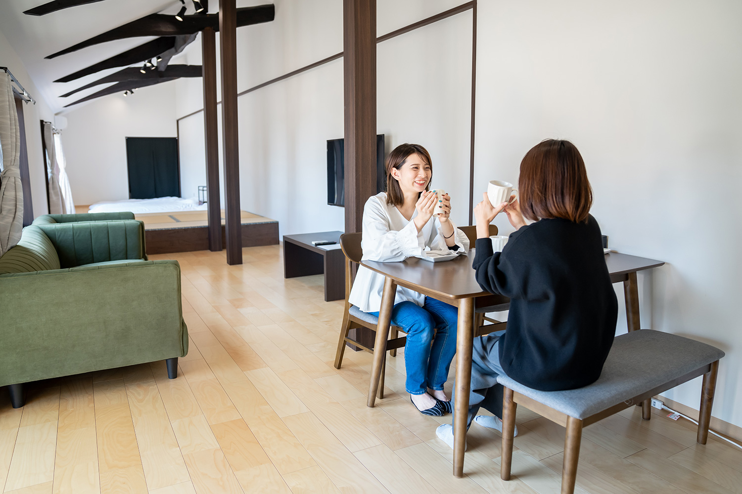 ダイニングでくつろぐ女性