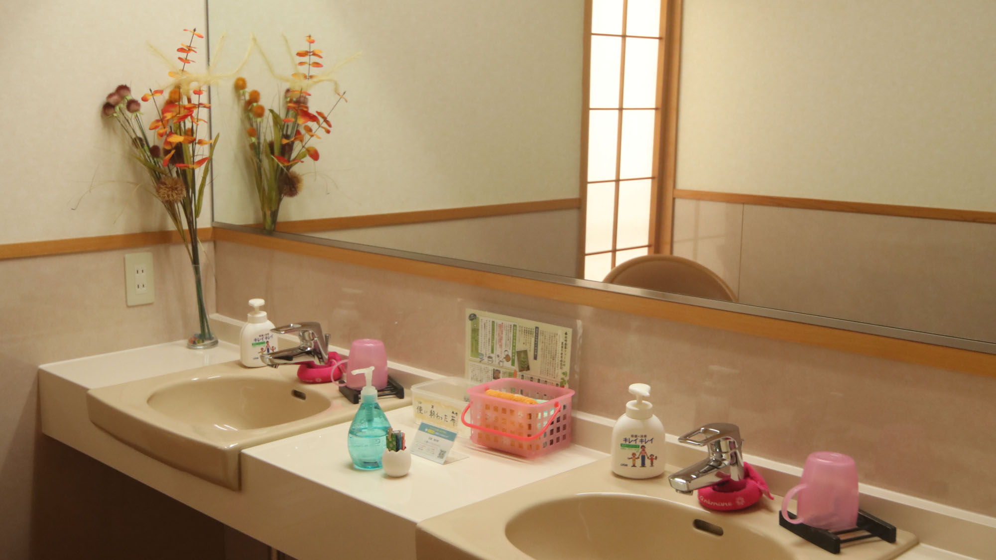 2階共用洗面所◇同じエリアに共用の冷蔵庫がございます*