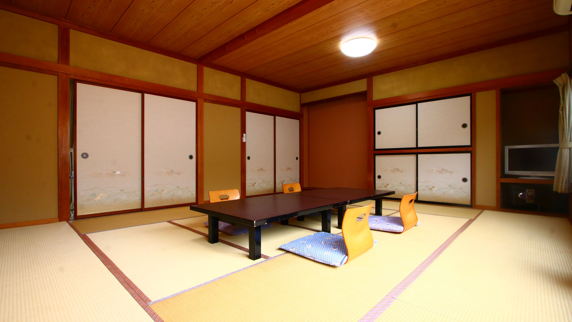 和室15畳[トイレ・洗面共用]お部屋を出て左手に共用の洗面・トイレがございます*