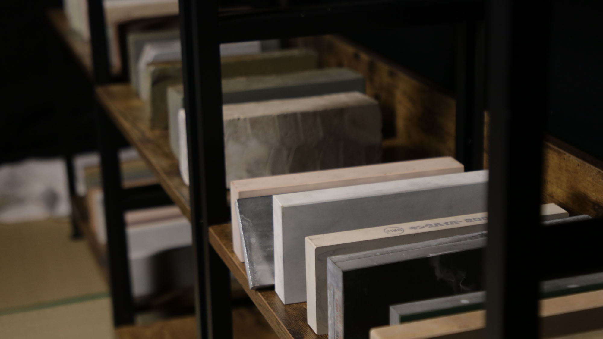 その他_研ぎ場にある数々の砥石*