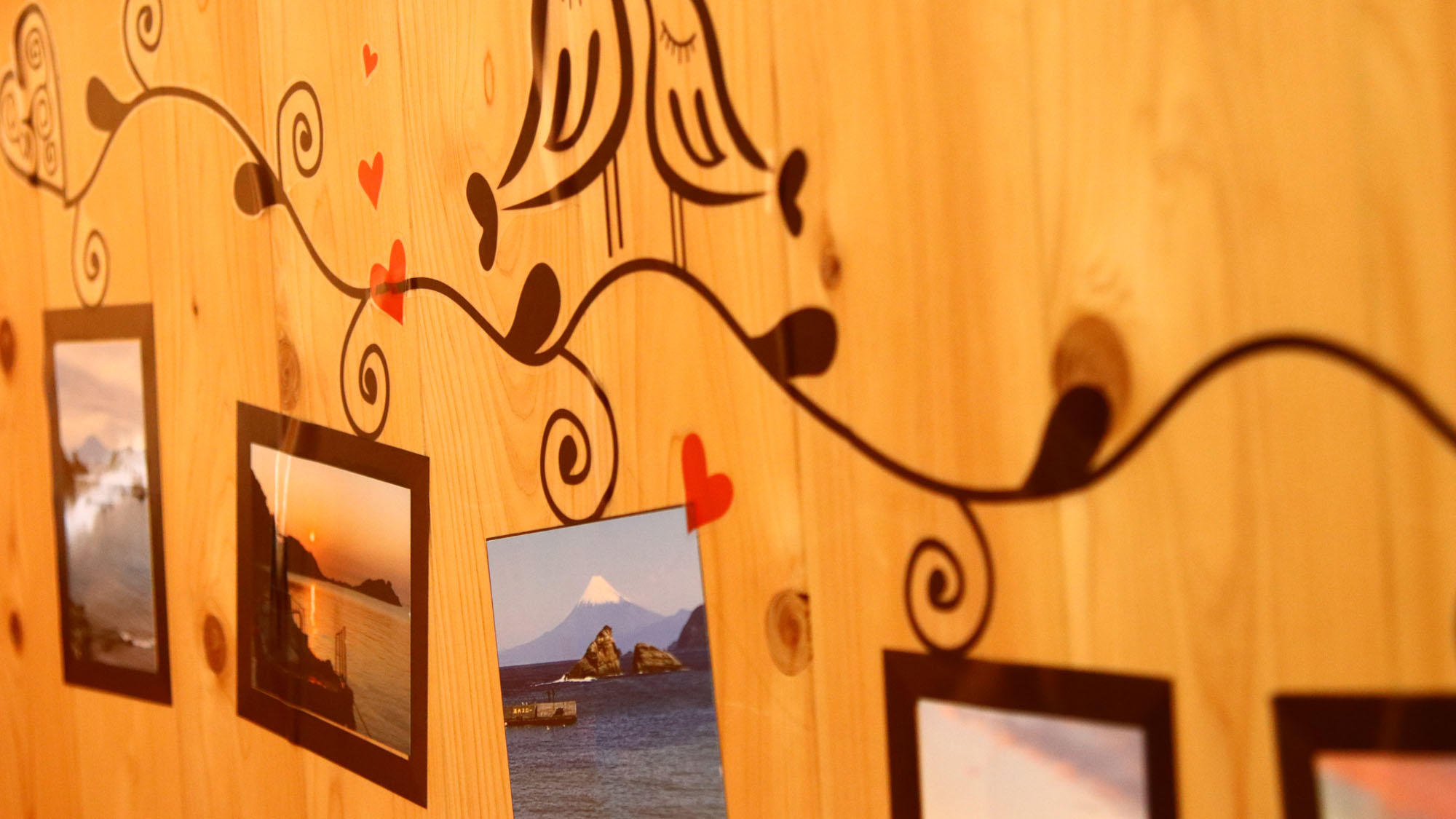 館内◇階段には、海岸から景色写真を掲示しています*