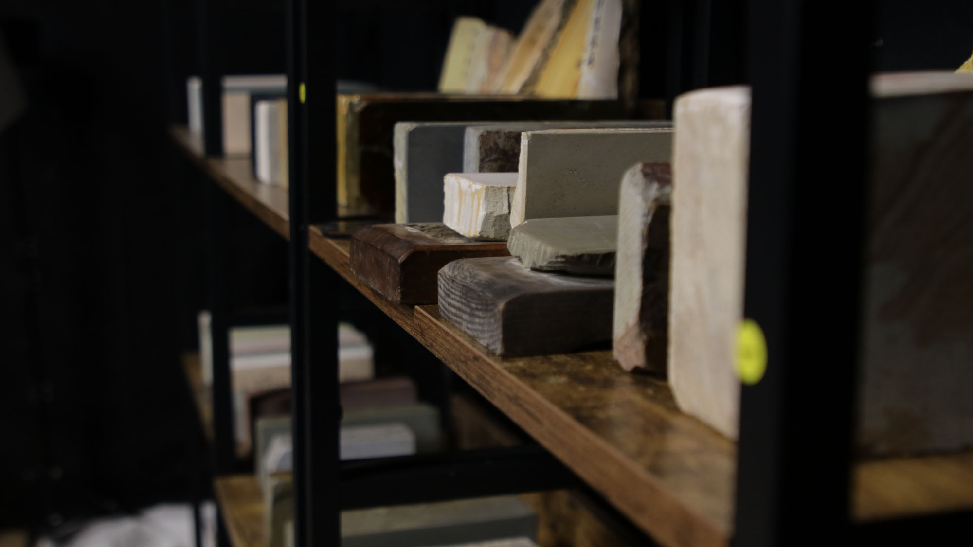 その他_研ぎ場にある数々の砥石*