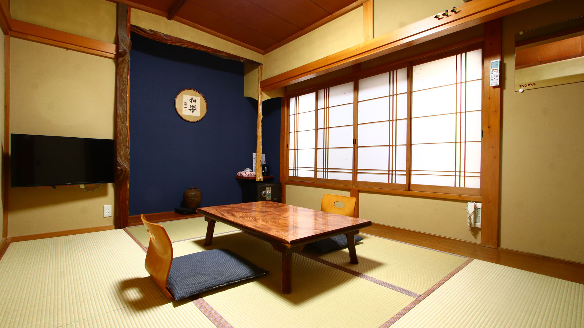 和室7畳[トイレ・洗面共用]青い壁紙がアクセント*