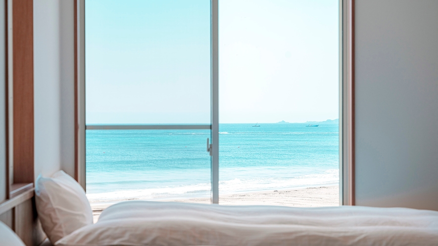 ・【ベッドルーム】寝室もオーシャンビュー。穏やかな海の景色をお休みの時もご覧いただけます