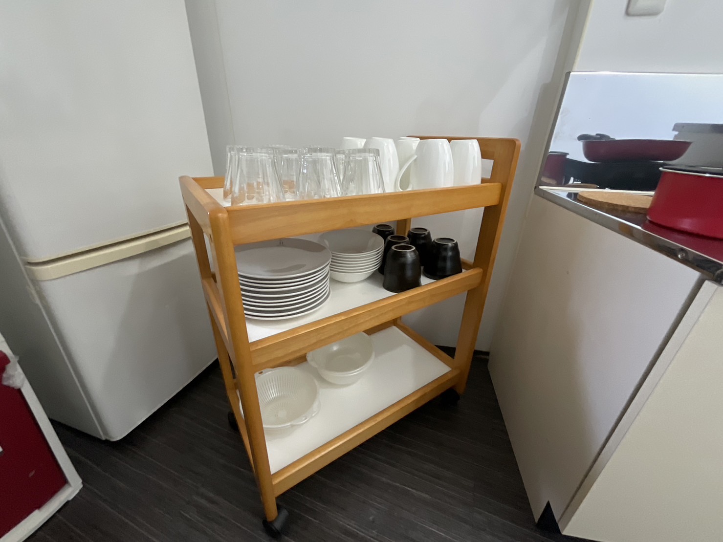 2階キッチン、食器類と調理器具