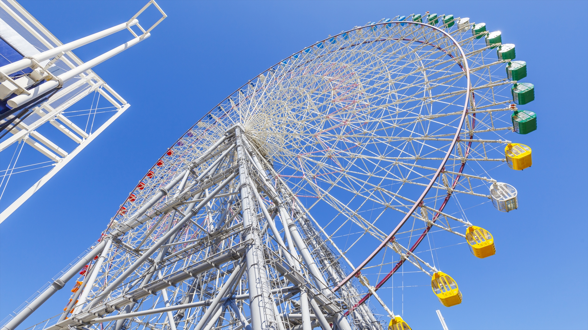 ◆天保山大観覧車　｜市内の景色を360度のパノラマビューで楽しめる高さ約112ｍの観覧車です。