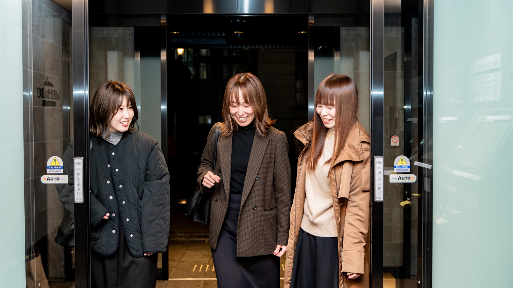 ◆正面玄関　｜セキュリティにも先端技術を活用しており、女性のお客様でも安心してご利用いただけます。