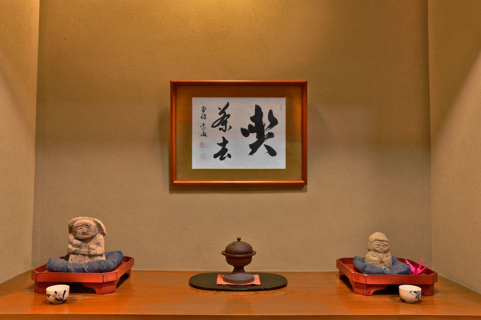 1階廊下の調度品