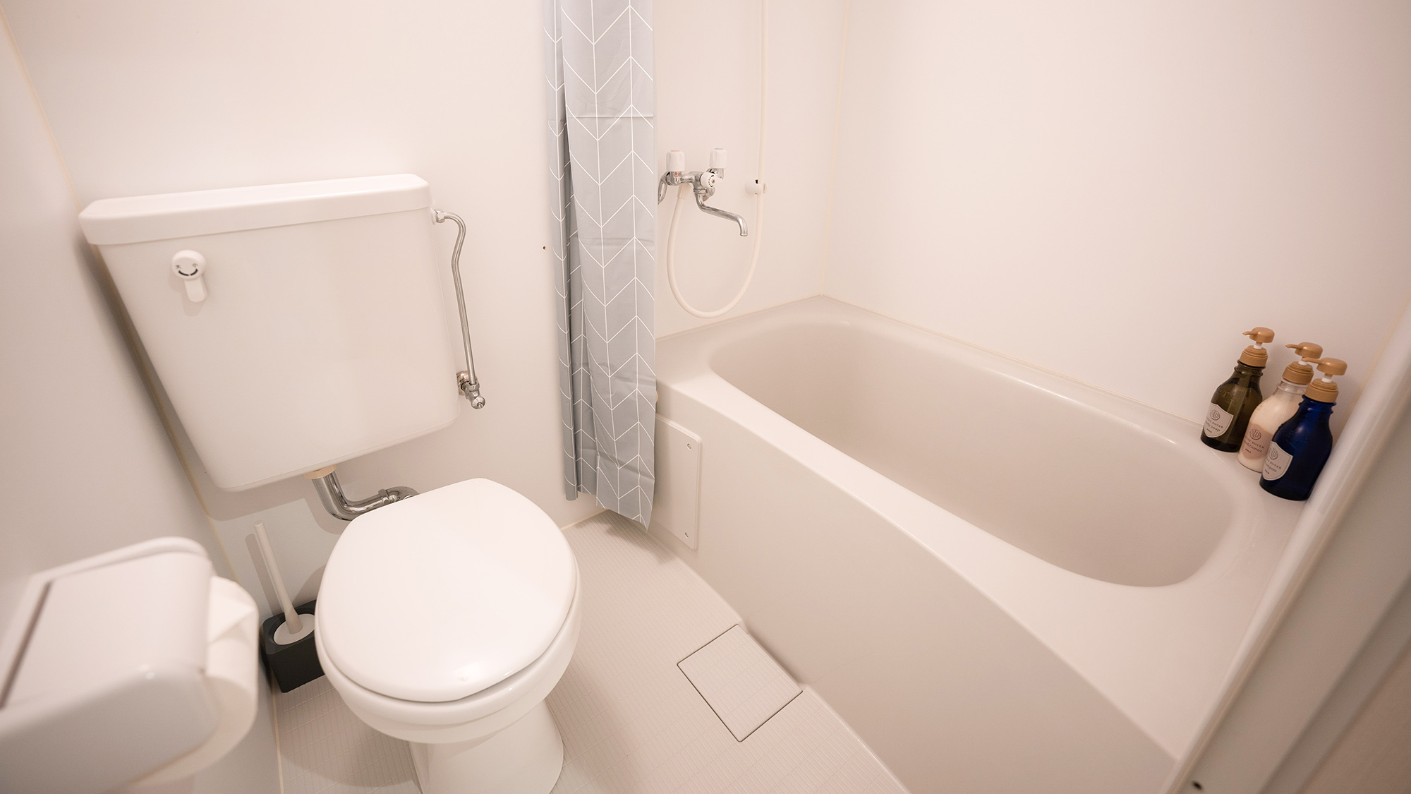 ・【2Fバスルーム】清潔感のある浴室にシャンプー・コンディショナー・ボディーソープを完備