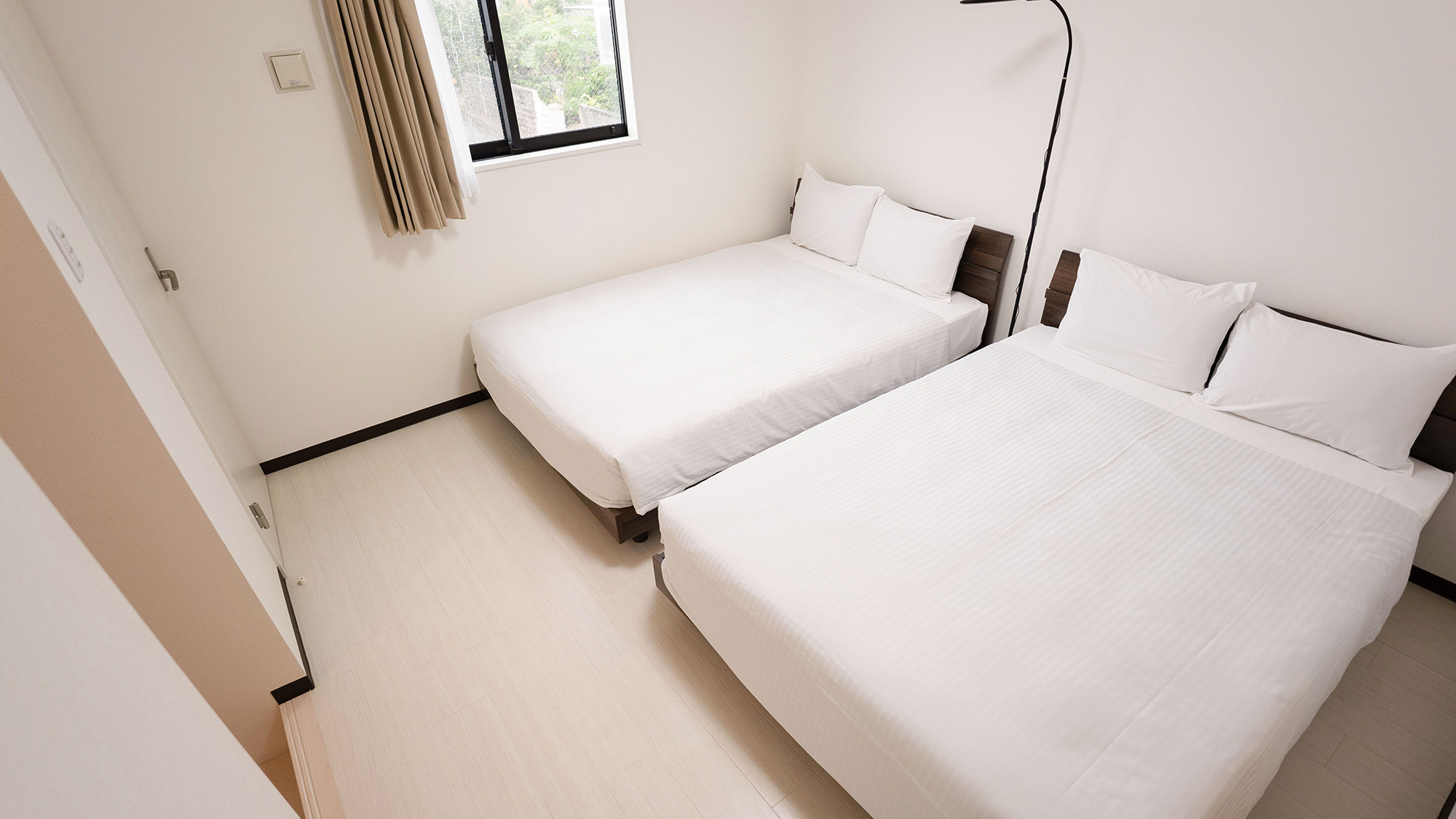 ・【2F寝室 】ダブルベッド2台の明るい雰囲気のお部屋です