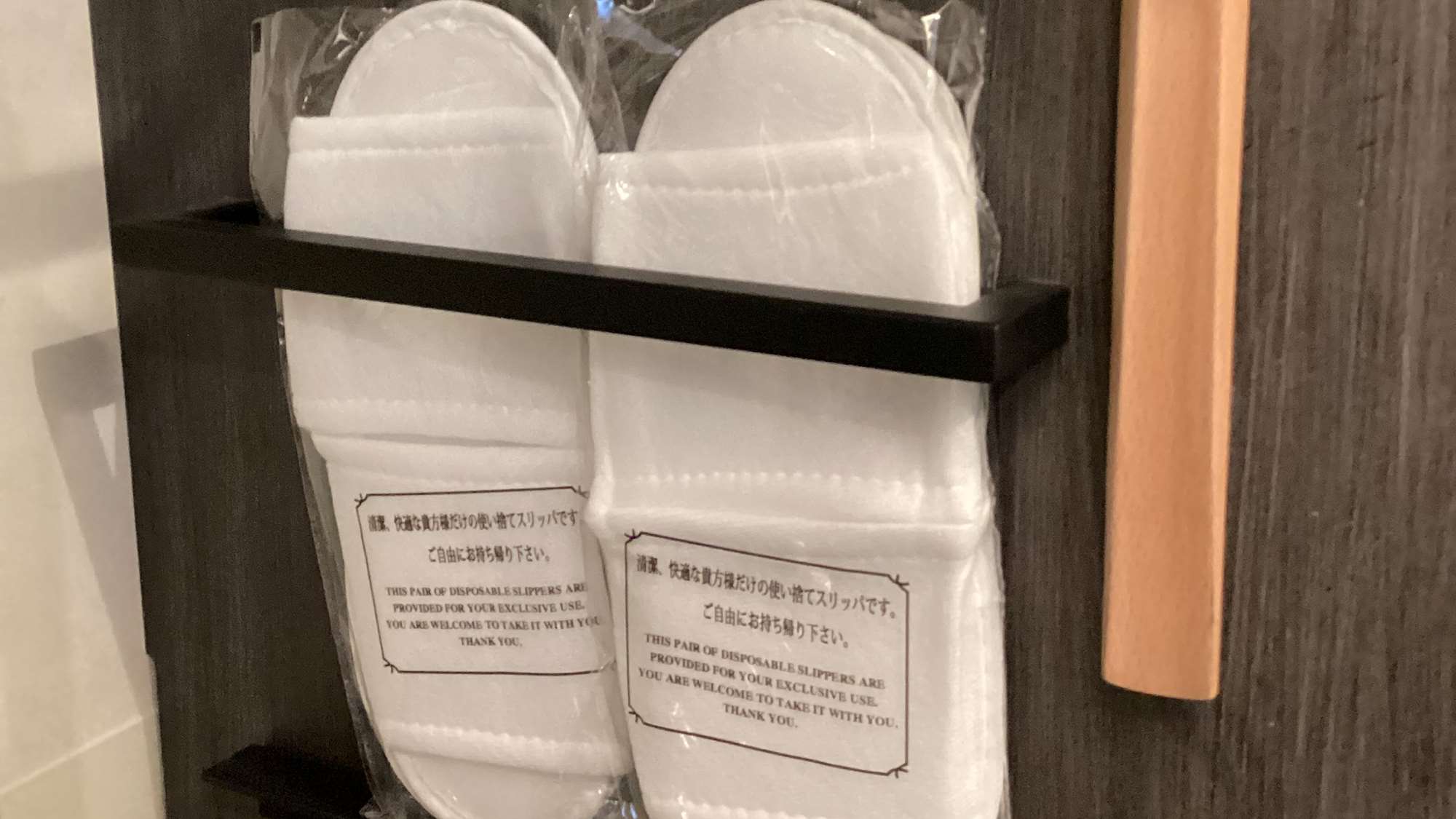 お部屋には使い捨てスリッパのご用意がございます。