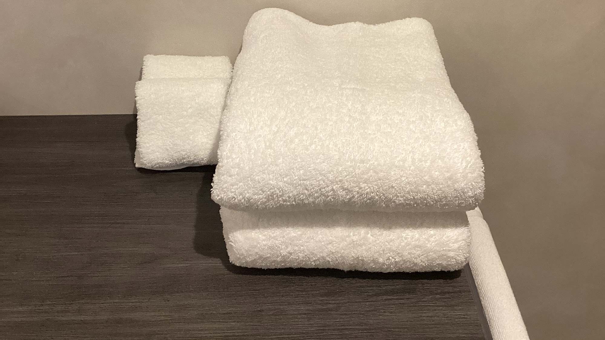 お部屋にはバスタオルとウォッシュタオルの2種類のご用意がございます。