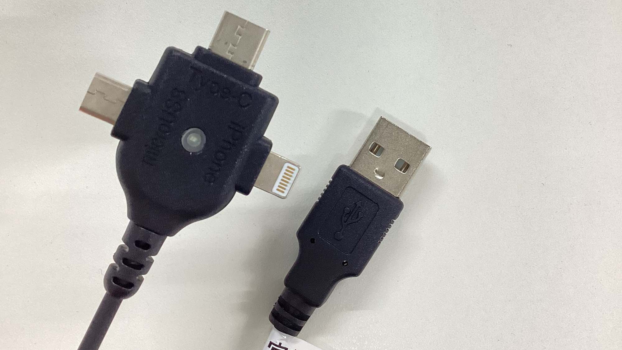 フロントにてマルチタイプ(microUSB、Type-C、Lightning)充電器を貸出しています