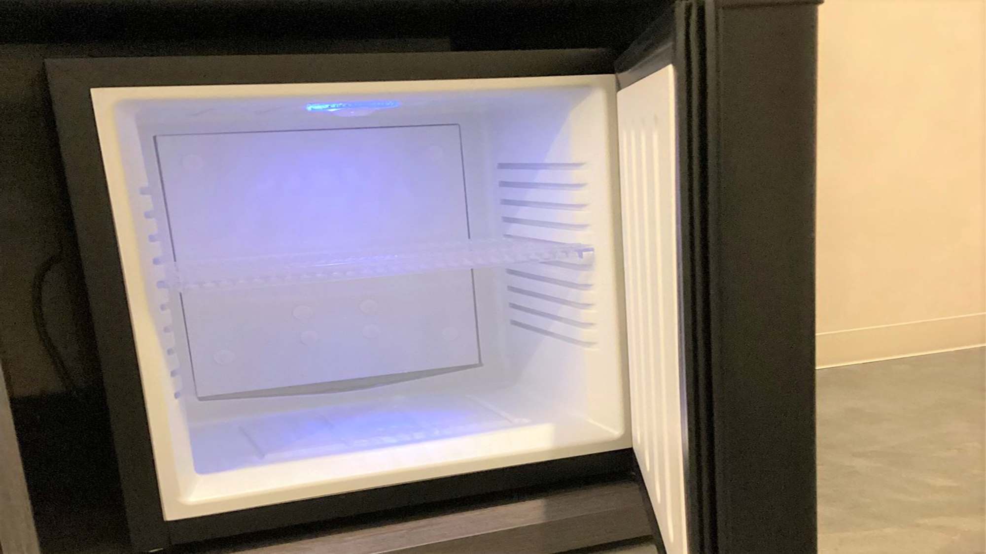 冷蔵庫は各部屋にご用意がございます。冷凍機能はございませんので、あらかじめご了承ください。