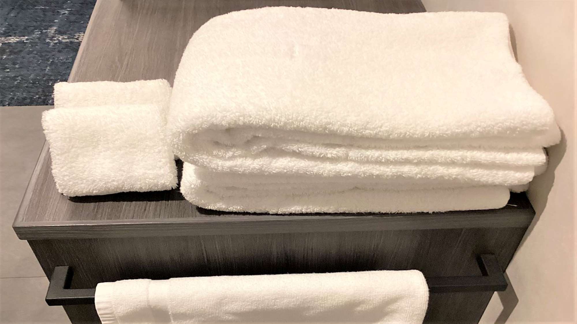 お部屋にはバスタオルとウォッシュタオルの2種類のご用意がございます。