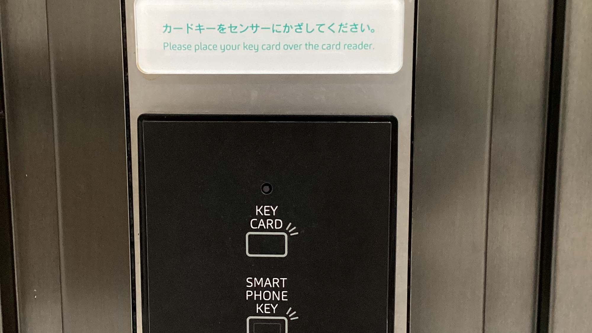 エレベータは防犯の観点で、ご宿泊者さまのみご利用いただけます。乗降時、カードキーのタッチが必要です。