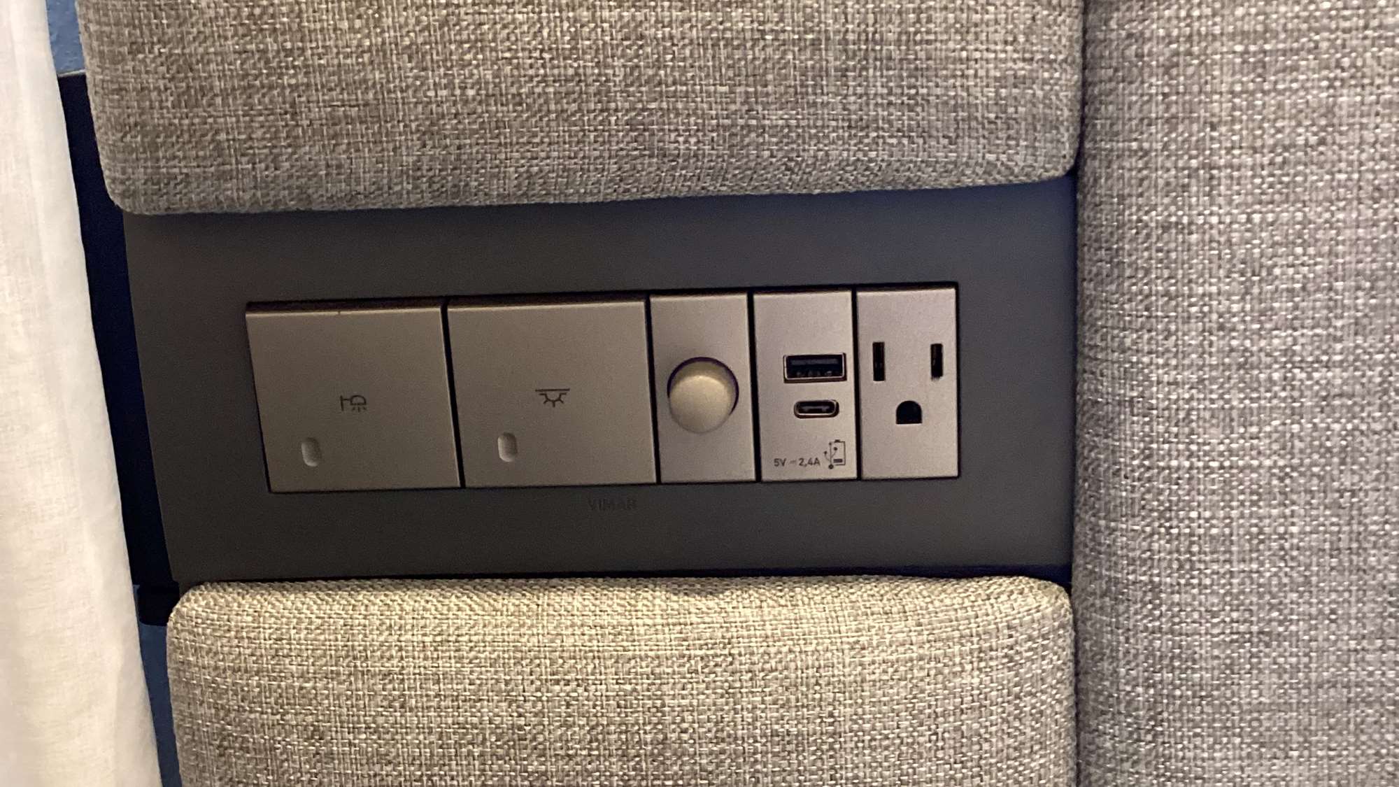 客室のベッド横には、USBと2つ穴コンセントがございます。