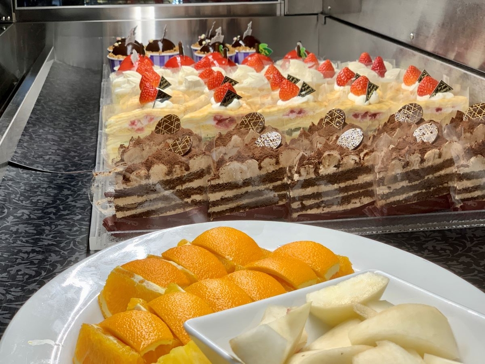 シャトレーゼホテル 長野の朝食に並ぶシャトレーゼのケーキとフルーツ