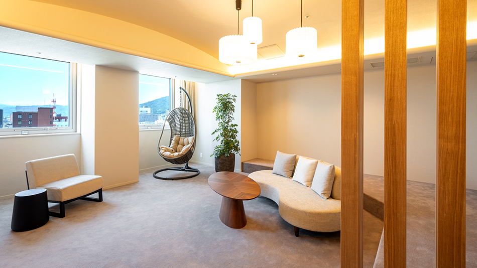 くるくる回るイスに、ふかふかソファ。お部屋がちょっとした遊び場に♪