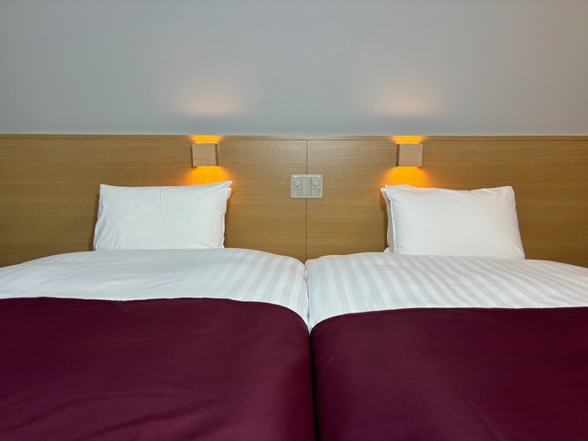 ツインルームはベッドが移動できます。2台をつなげて、ご夫婦やカップルでの宿泊に最適！！