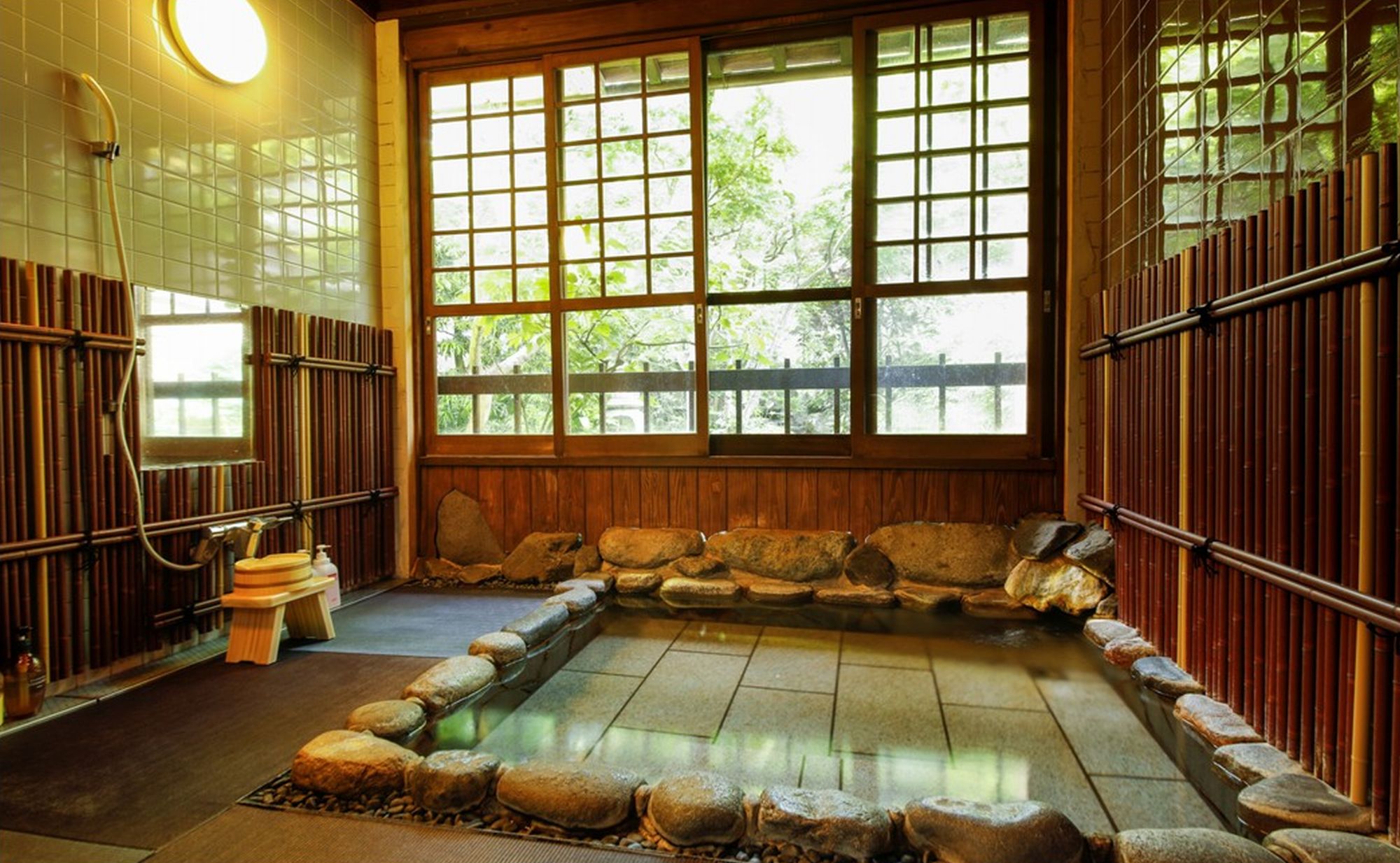 離れ「里山の四季」の入り口「せせらぎの湯」夜は貸切、朝は男女別