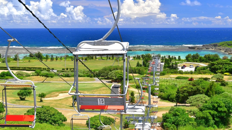 【ザ シギラリフト「オーシャンスカイ」】沖縄初のペアリフトで、全長283メートルの絶景空中散歩。