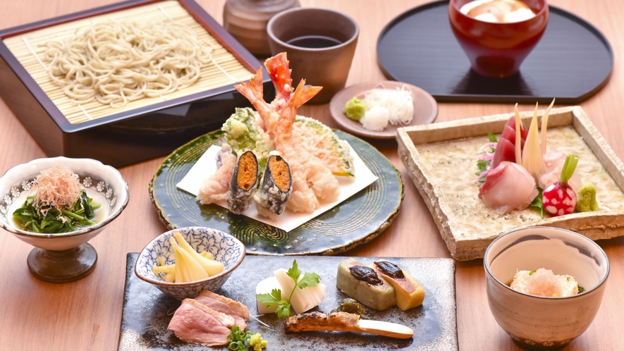 【リゾート内レストラン/蕎麦居酒屋 彩海】自家製蕎麦と厳選した生簀活魚を堪能できるメニューをご用意。