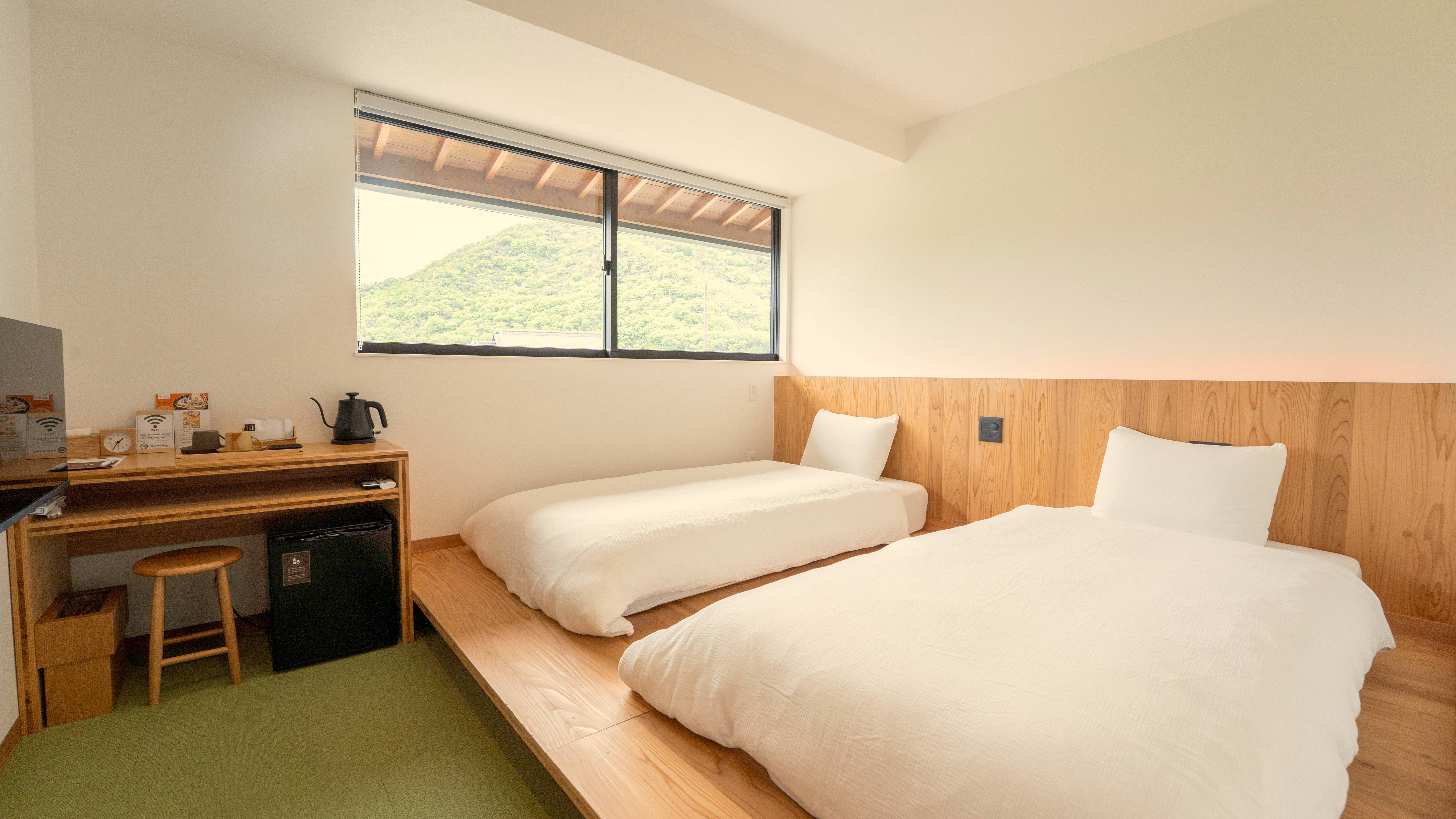 シングルツイン【レトロビュー】：お部屋から電車を眺めることができる、シングルベッド2台のお部屋です。
