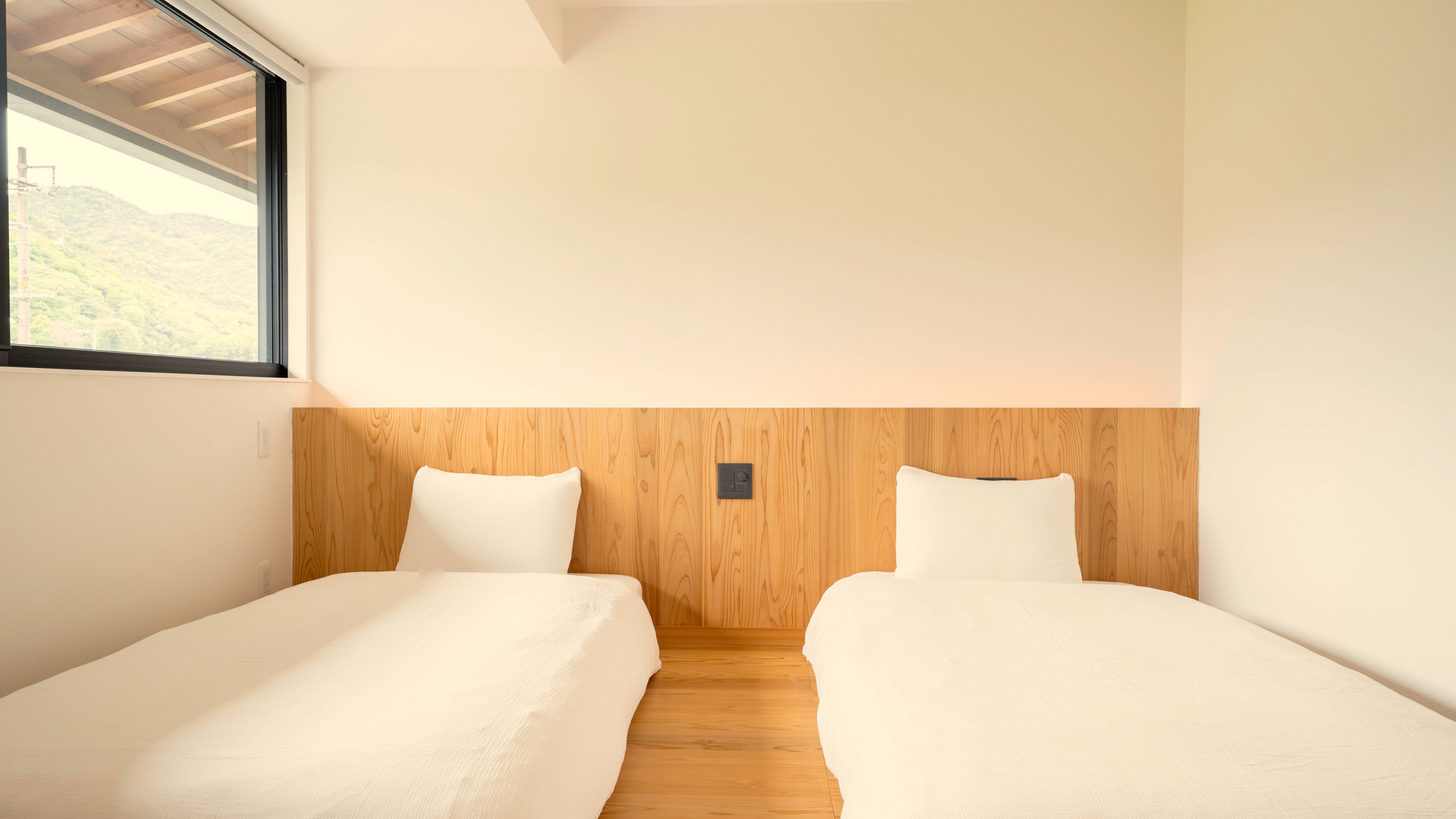 シングルツイン【レトロビュー】：お部屋から電車を眺めることができる、シングルベッド2台のお部屋です。