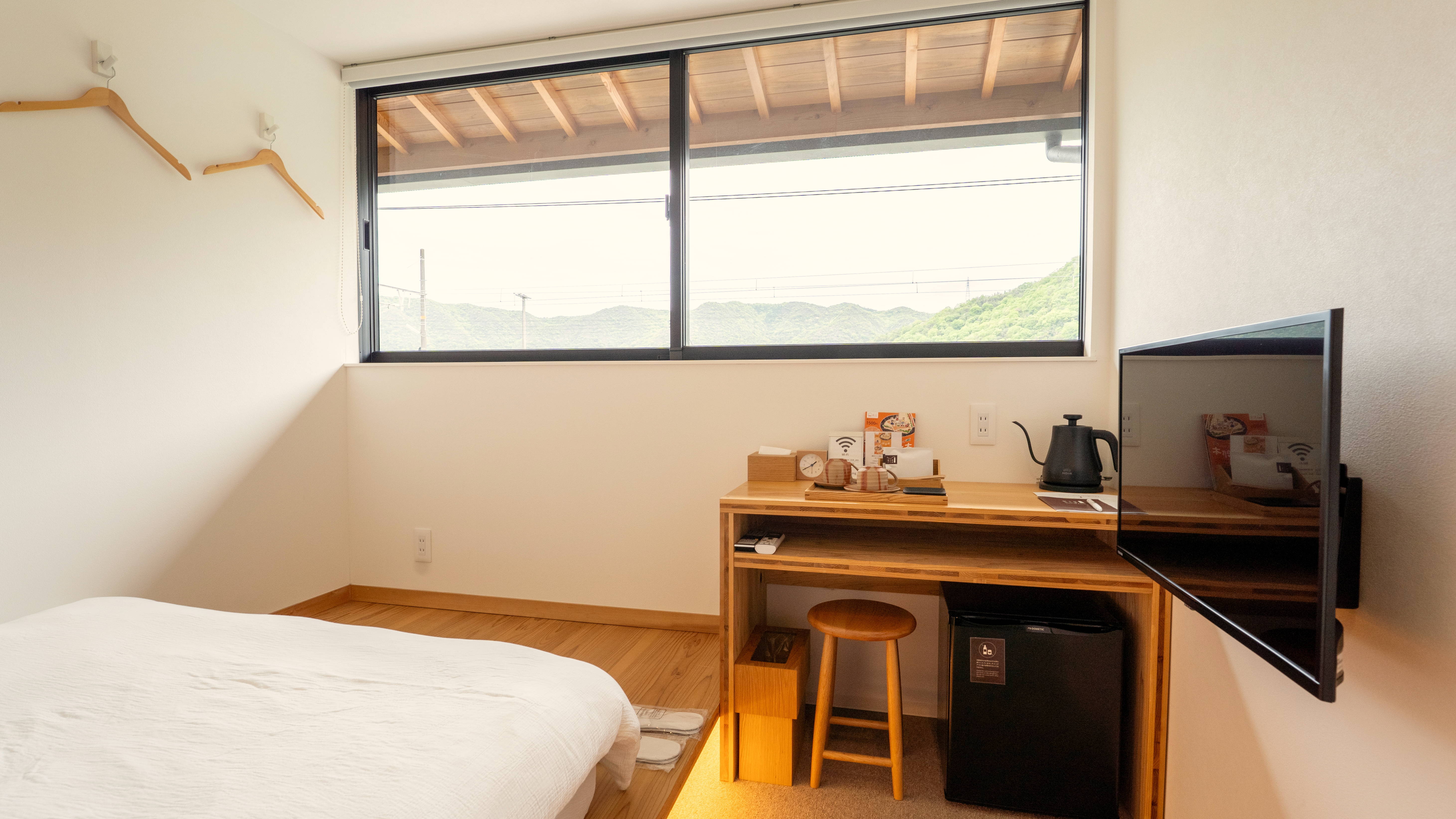 ダブル【レトロビュー】：お部屋から電車を眺めることができる、ダブルベッド1台のお部屋です。