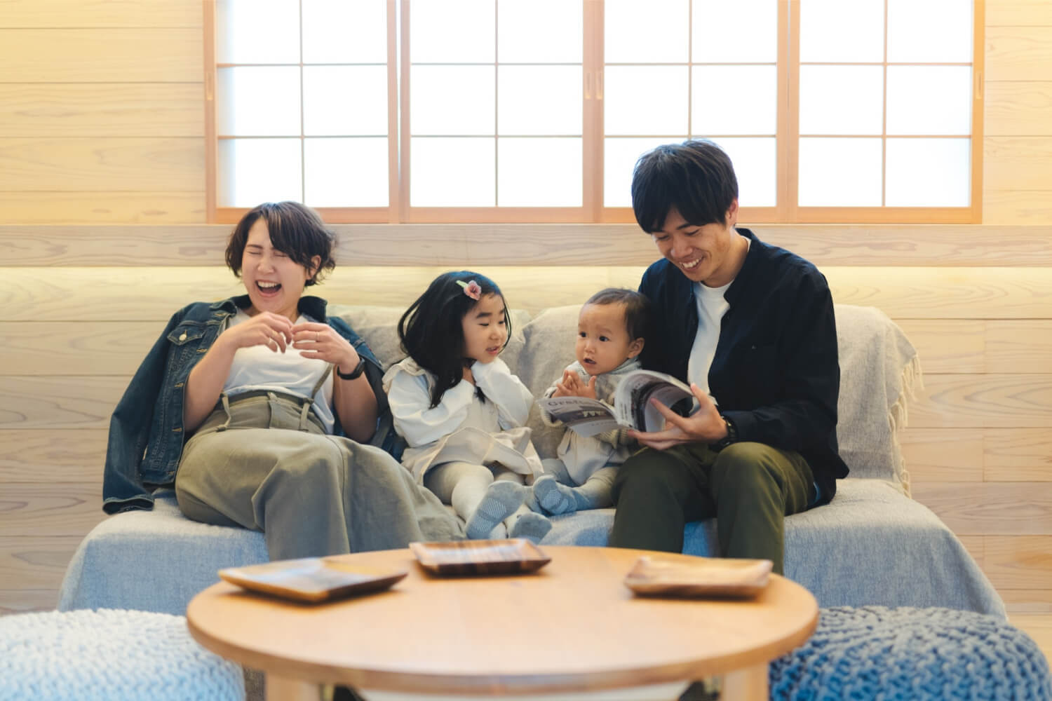 家族でソファでくつろぐ