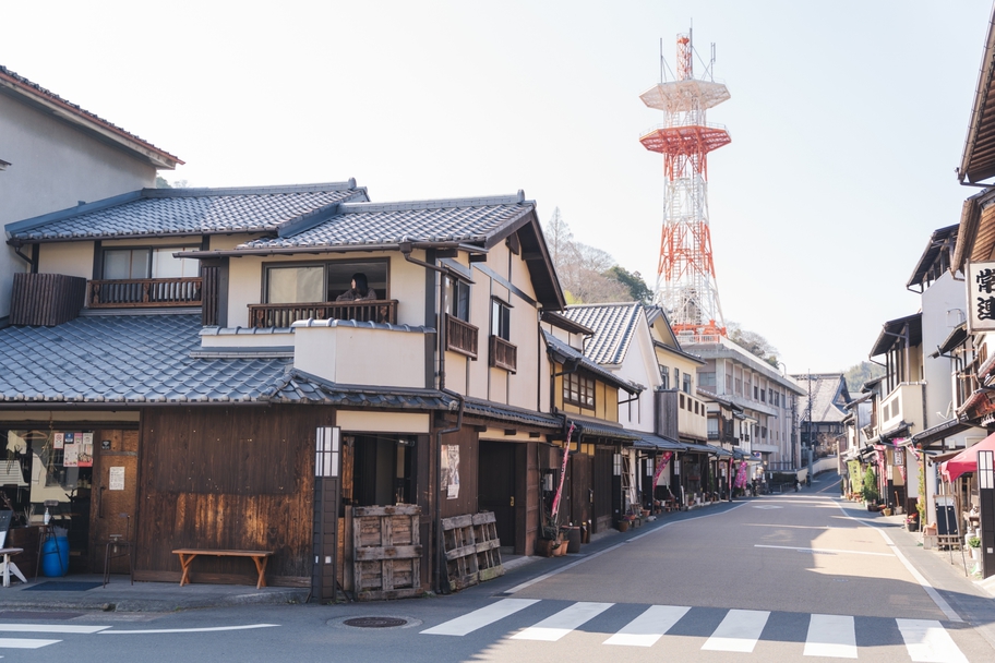 まちホテル外観人あり