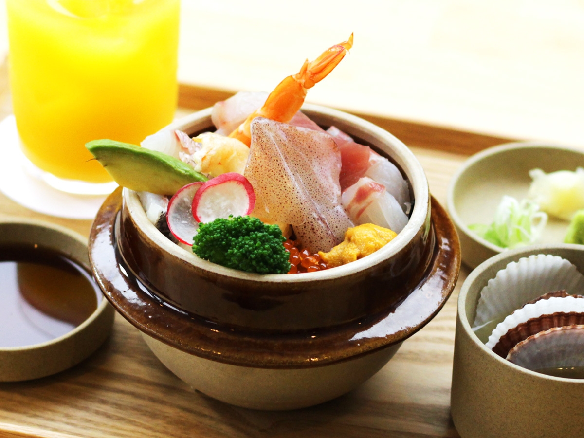 夕食特製刺身Oise丼と朝食付きシングル利用可能なダブルベットルーム