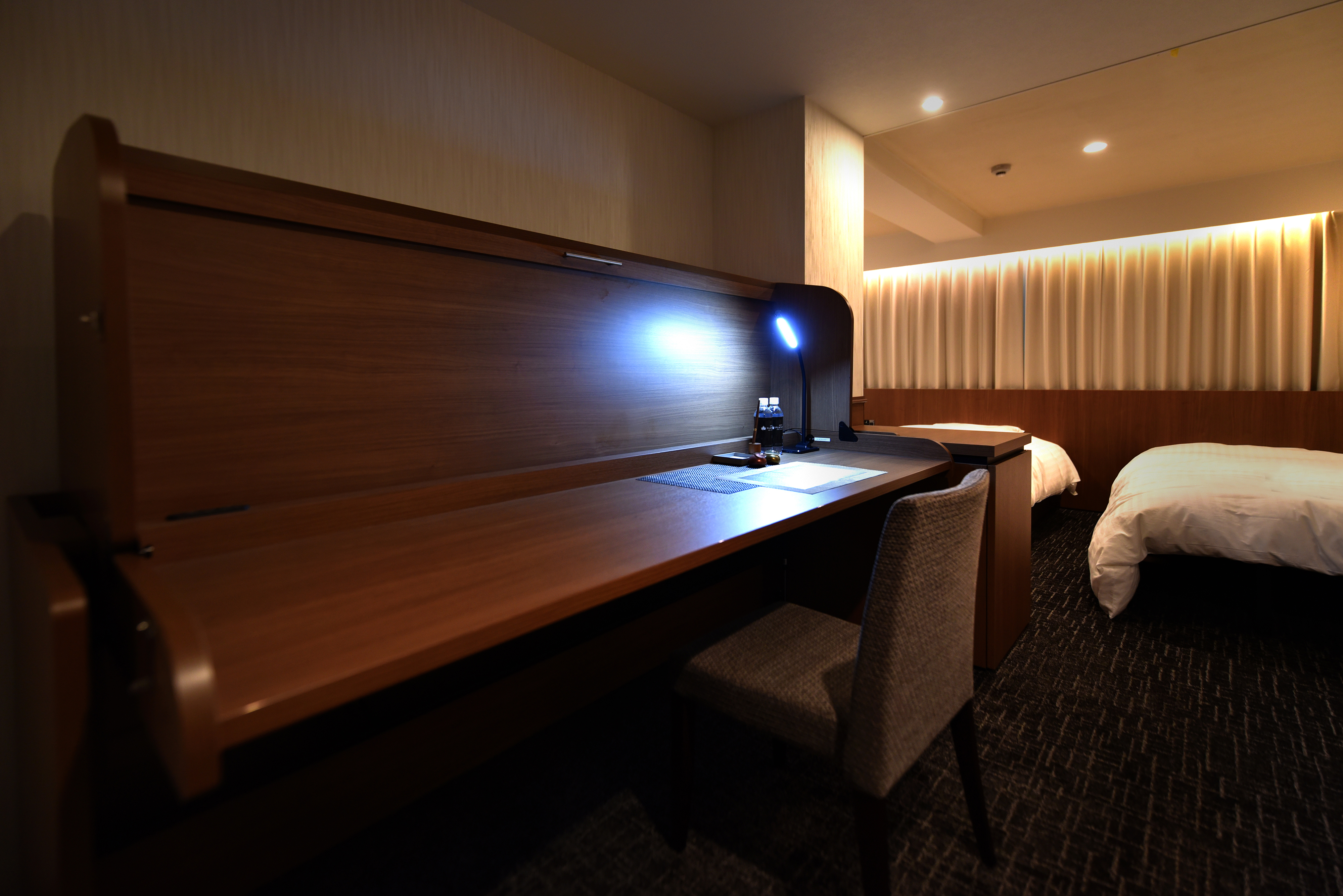 【ツインルーム／デスクベッド】スライドすれば、デスクとベッドが切り替えられます。