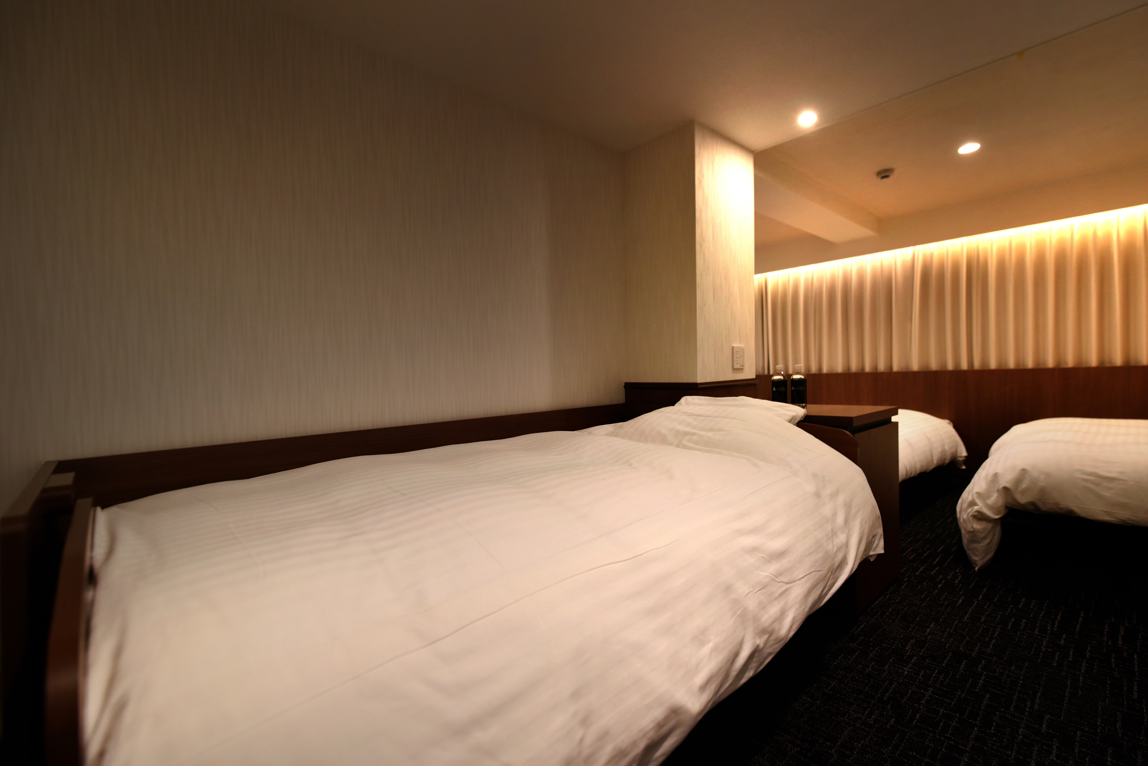 【ツインルーム／デスクベッド】スライドすれば、デスクとベッドが切り替えられます。