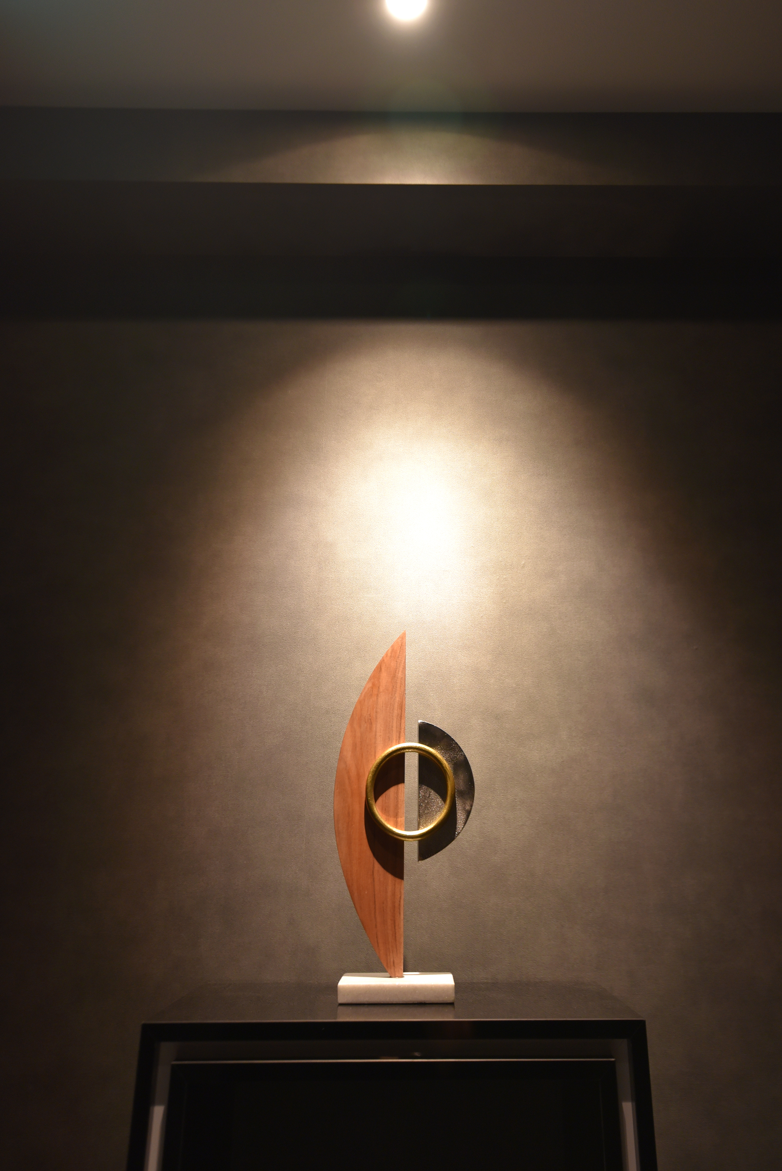 【エレベーターホール】各階にオシャレなモニュメントが設置されています。