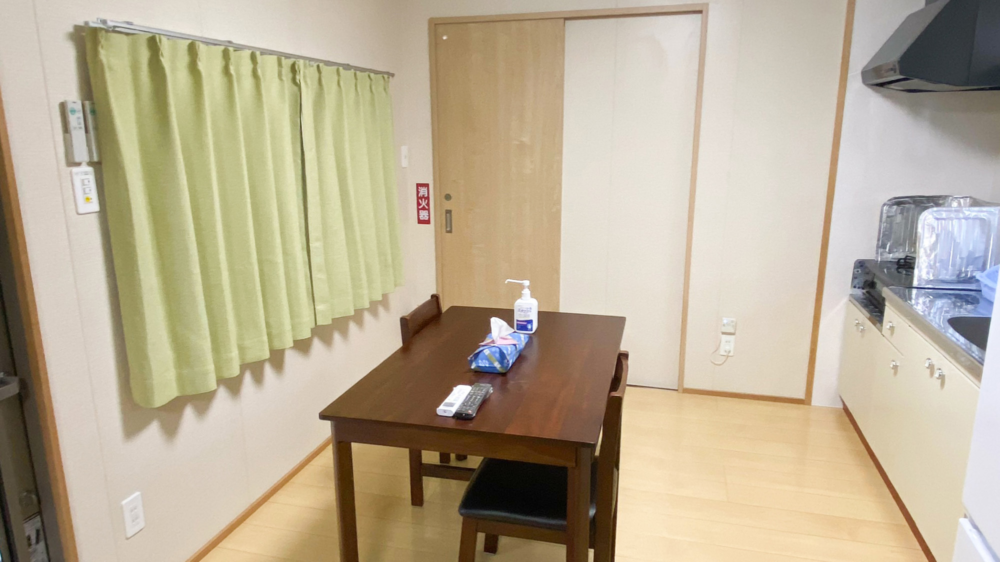 ・【えらぶ～2：ダイニング】広々としたダイニング。お食事やお茶の時間をごゆっくりとお楽しみください
