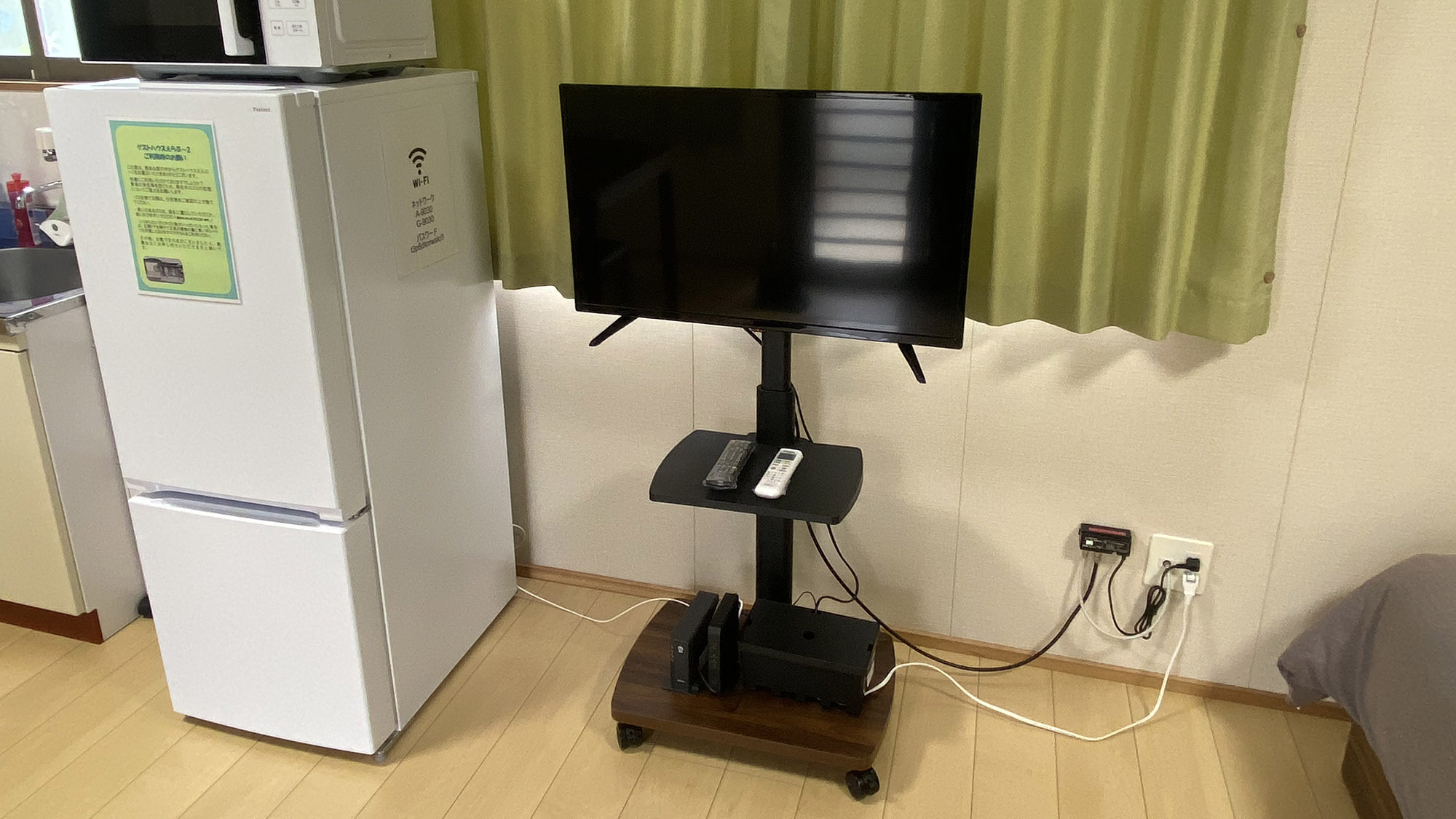 ・【えらぶ～2：TV】ダイニングテーブルやベッドから見やすい高さにあるテレビです