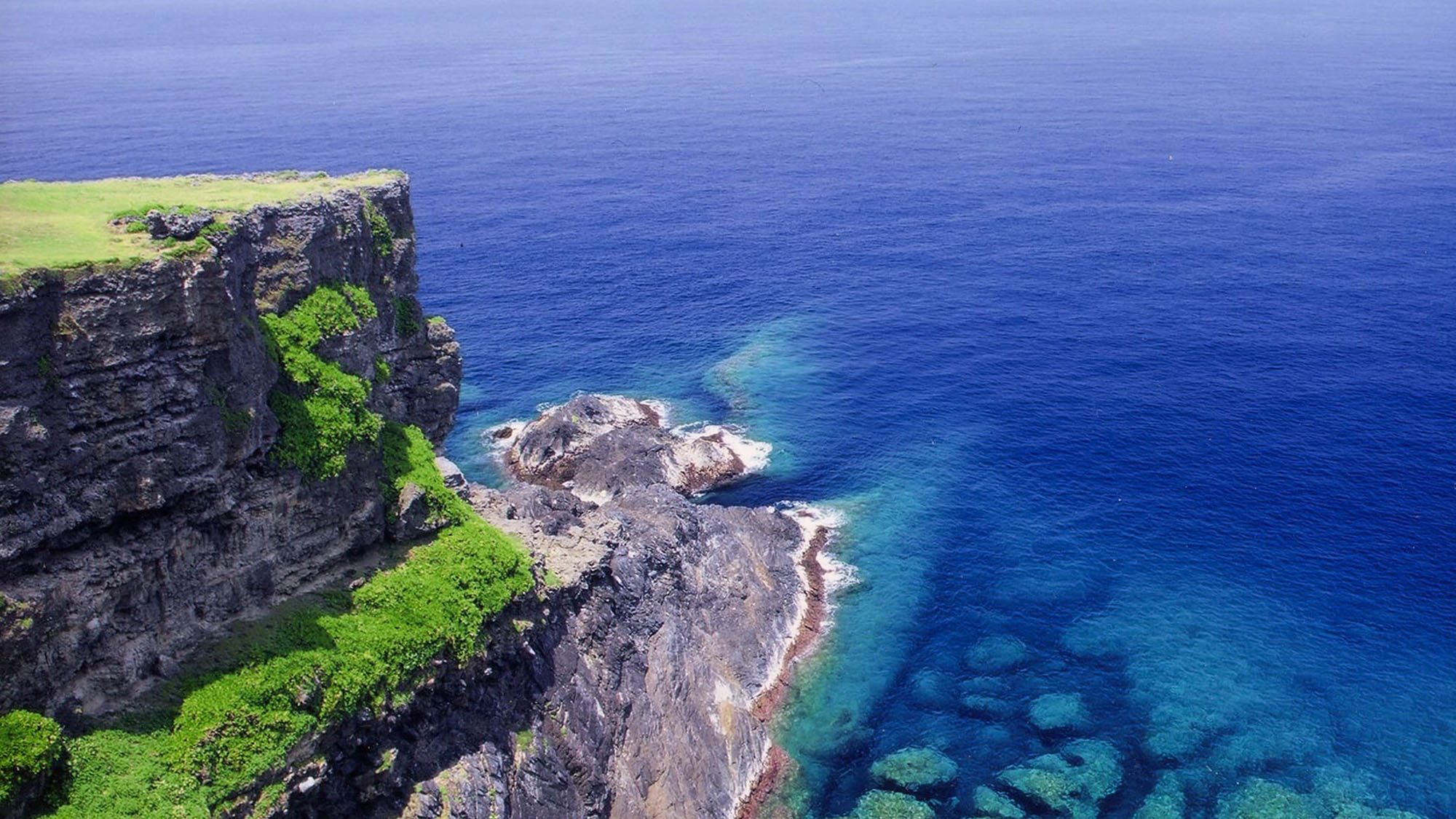 ・【田皆岬】高さ51ｍの断崖絶壁の岬から望む、エメラルドグリーンの海は絶景です