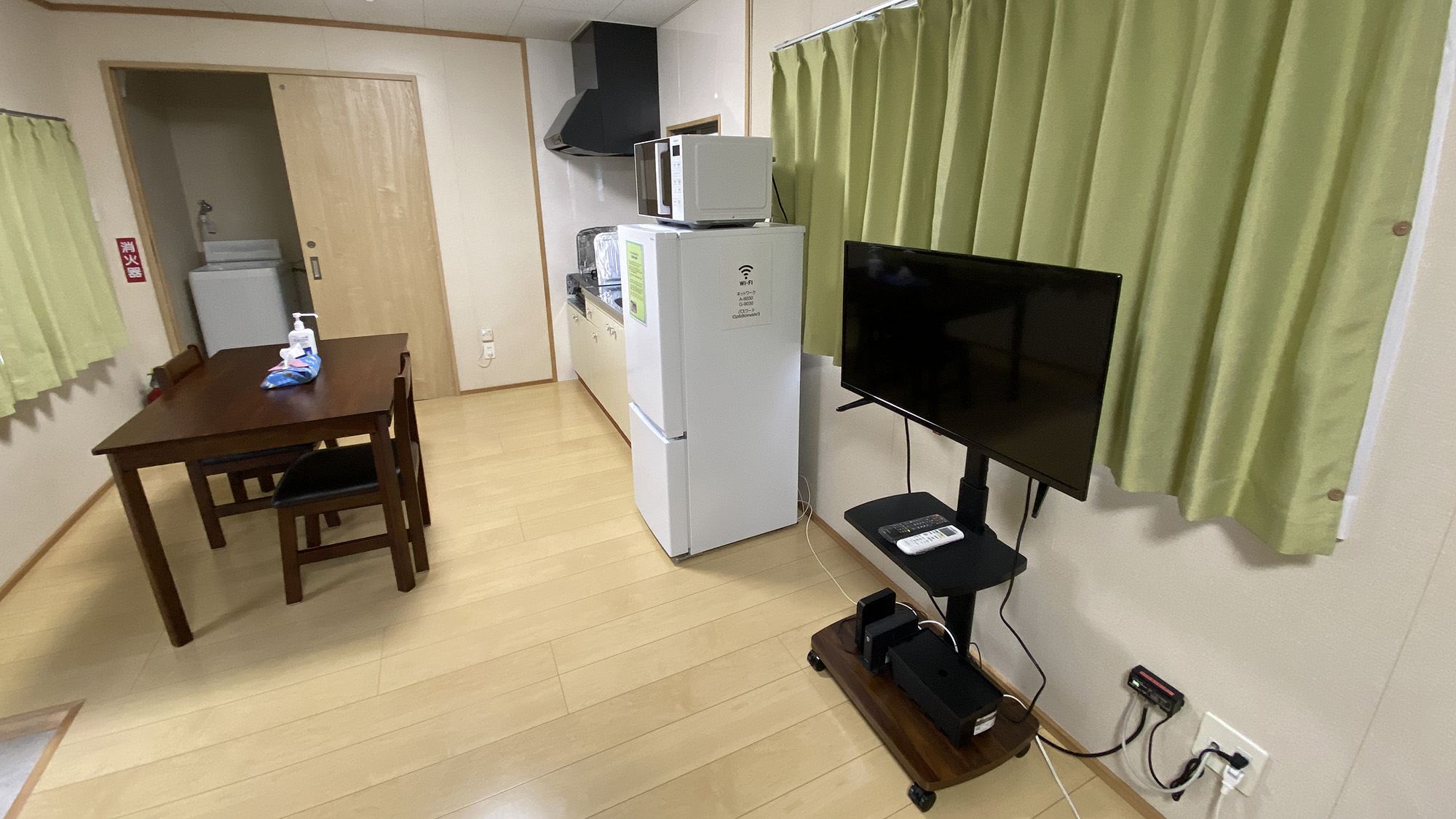 ・【えらぶ～2：ダイニング】テレビを設置しているので、お食事中もご観賞いただけます