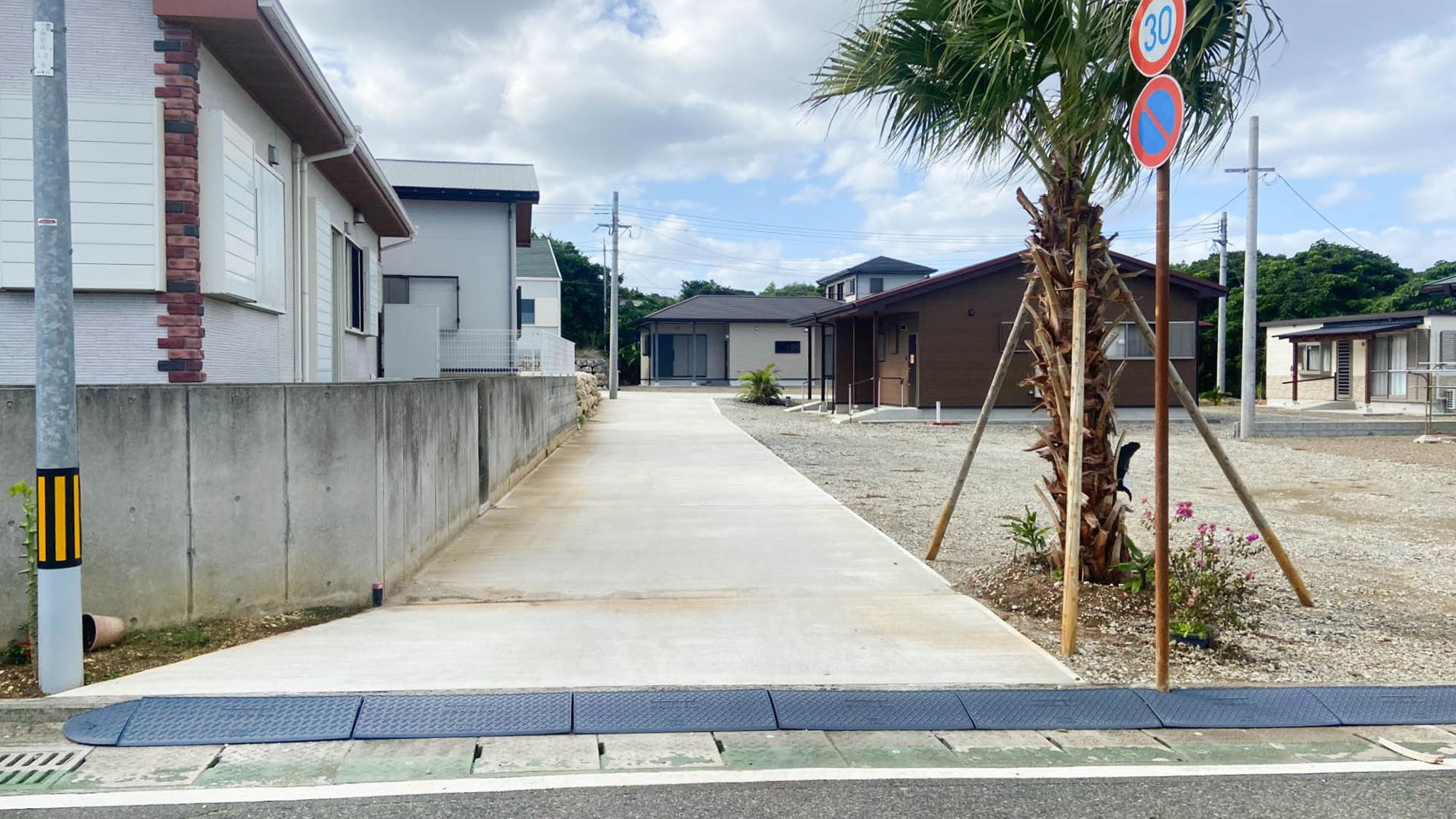 ・【あかつき案内】標識を左折し、奥右手に見える茶色の外観の建物があかつきです