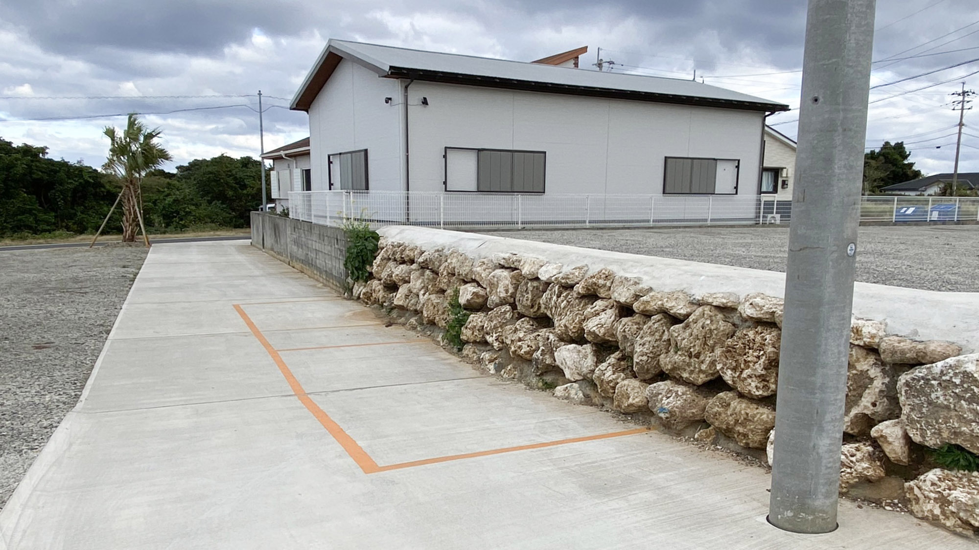 ・【施設案内】オレンジの枠が駐車スペースになります。この枠に車をお止めください