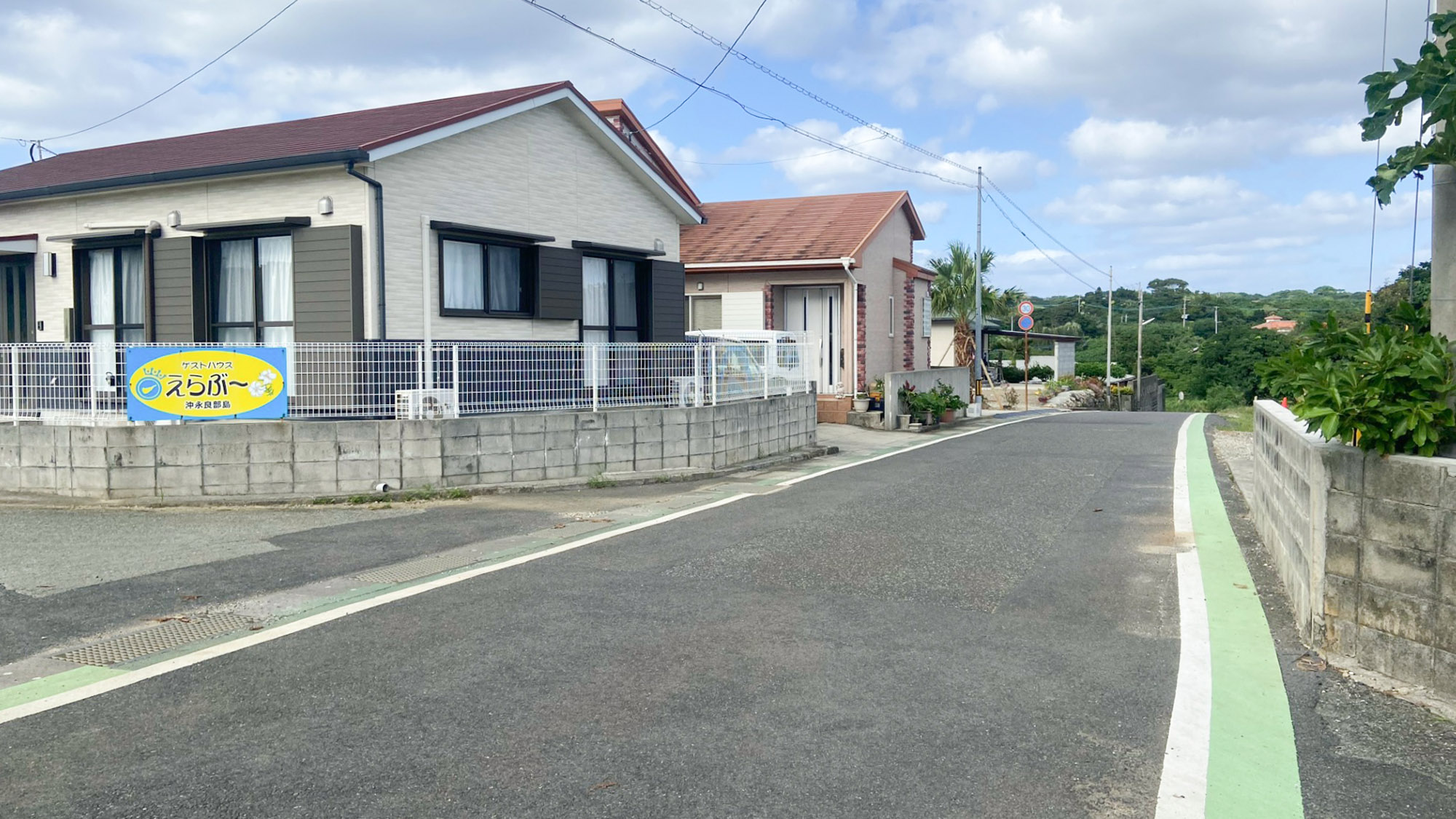 ・【あかつき案内】看板を直進し奥に見える標識を左にお曲がりください