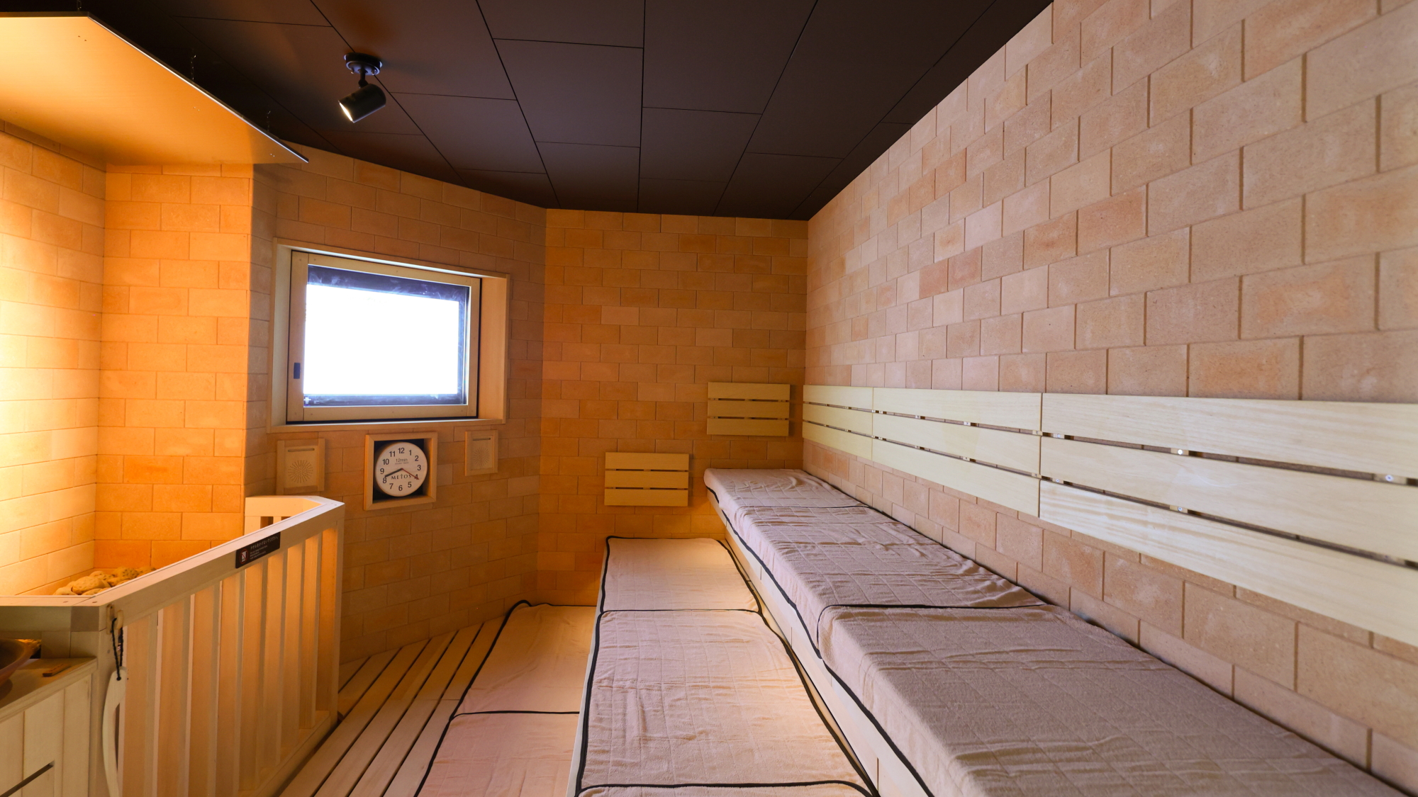 【女性】セルフロウリュ高温サウナ（テレビ付）約96℃※深夜1：00～5：00は停止