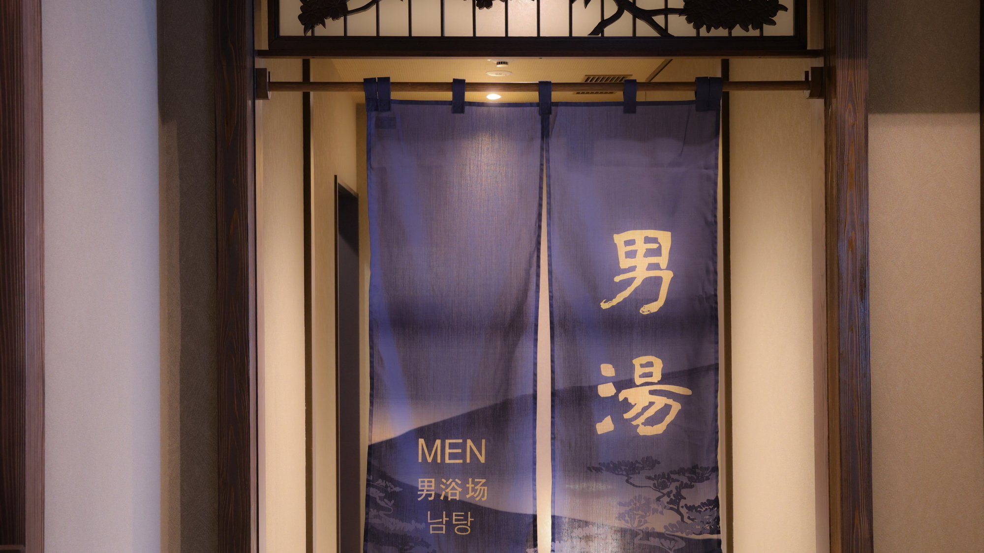 【男性】大浴場入口　男性はルームキーで開錠できます♪