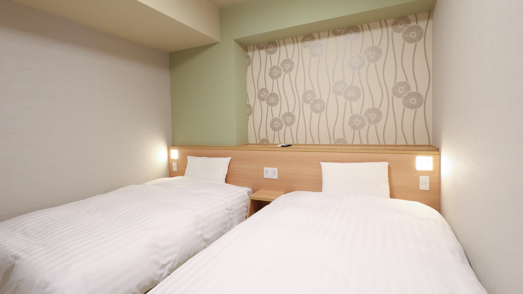 【禁煙】ファミリールーム 41.28～41.80平米　サータ社製ベッド（1200&times;1950㎜　4台）