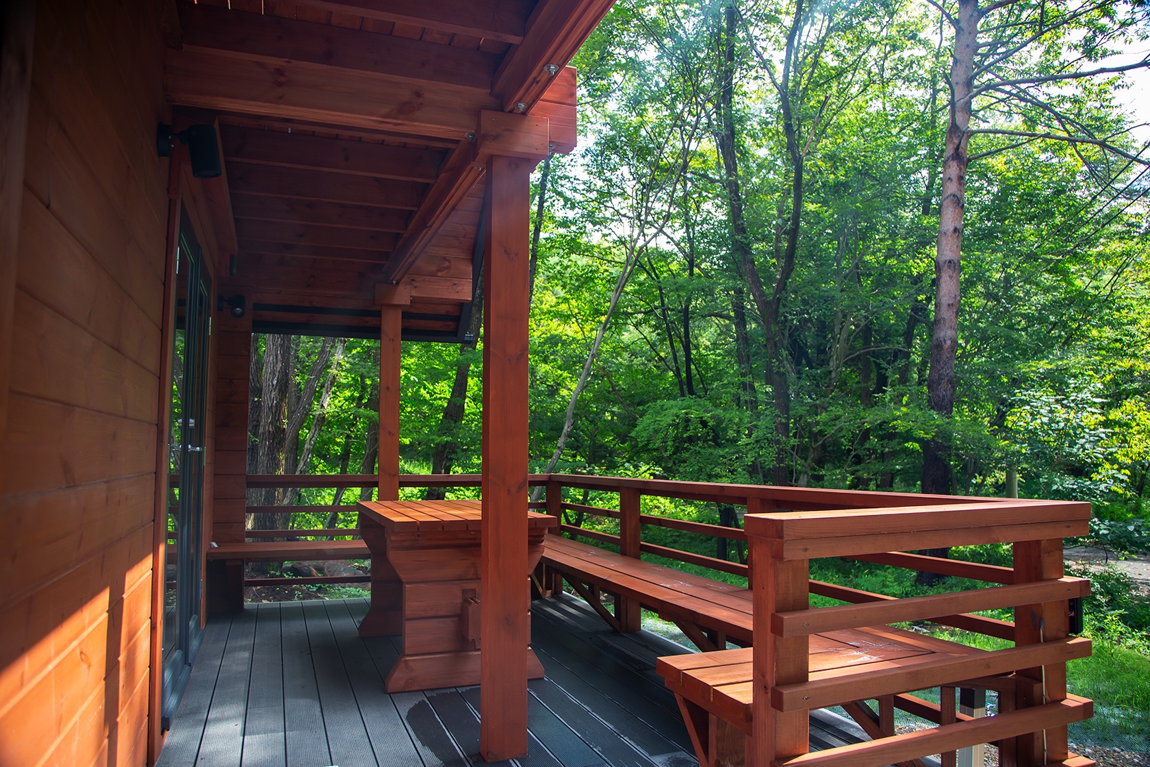 BBQテラスでの食事も、お部屋の木のダイニングでのひとときも、どちらも家族の思い出に。テラスでご利用いただけるガス式BBQコンロもご用意しております。
