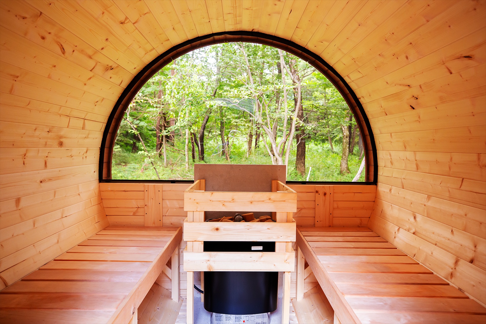 木製の樽型にストーブを設置した本格バレルサウナで、温度や蒸気のムラが少なく、短時間で温まるのが特徴です。 自律神経を整え、デトックス効果を高めるとともに、五感を通して深いリラクゼーションを味わえます。